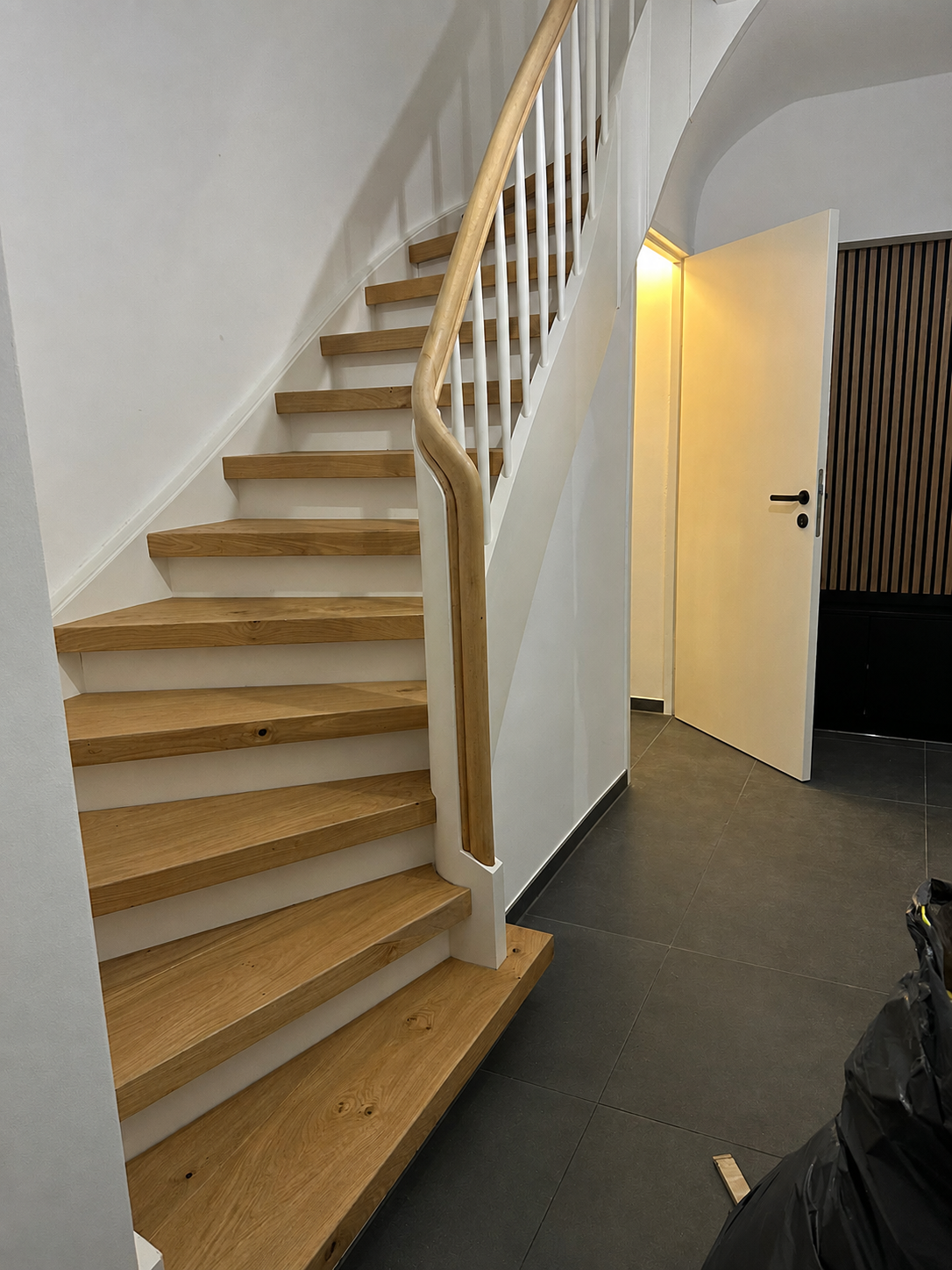 Geschwungene Treppe mit Eichenstufen