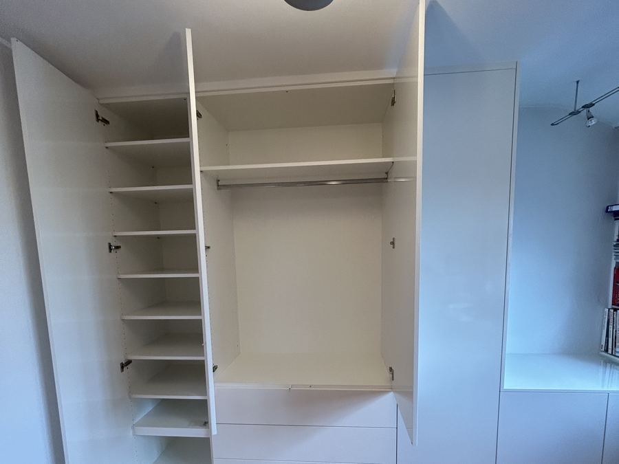 Offener Einbauschrank mit durchdachter Fächeraufteilung