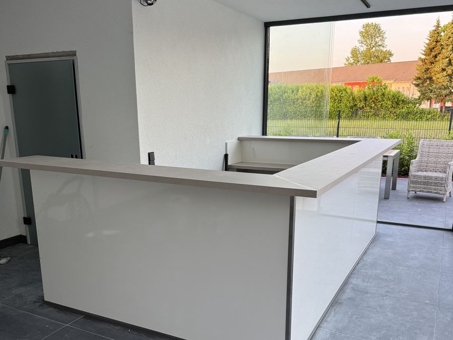 Individuell gefertigte Outdoor-Theke mit Quarzstein-Arbeitsplatte