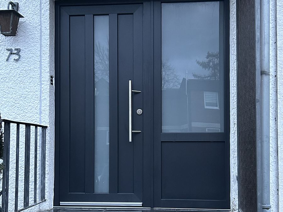 Moderne Haustür in Anthrazit, gefertigt von HolzFORMEN